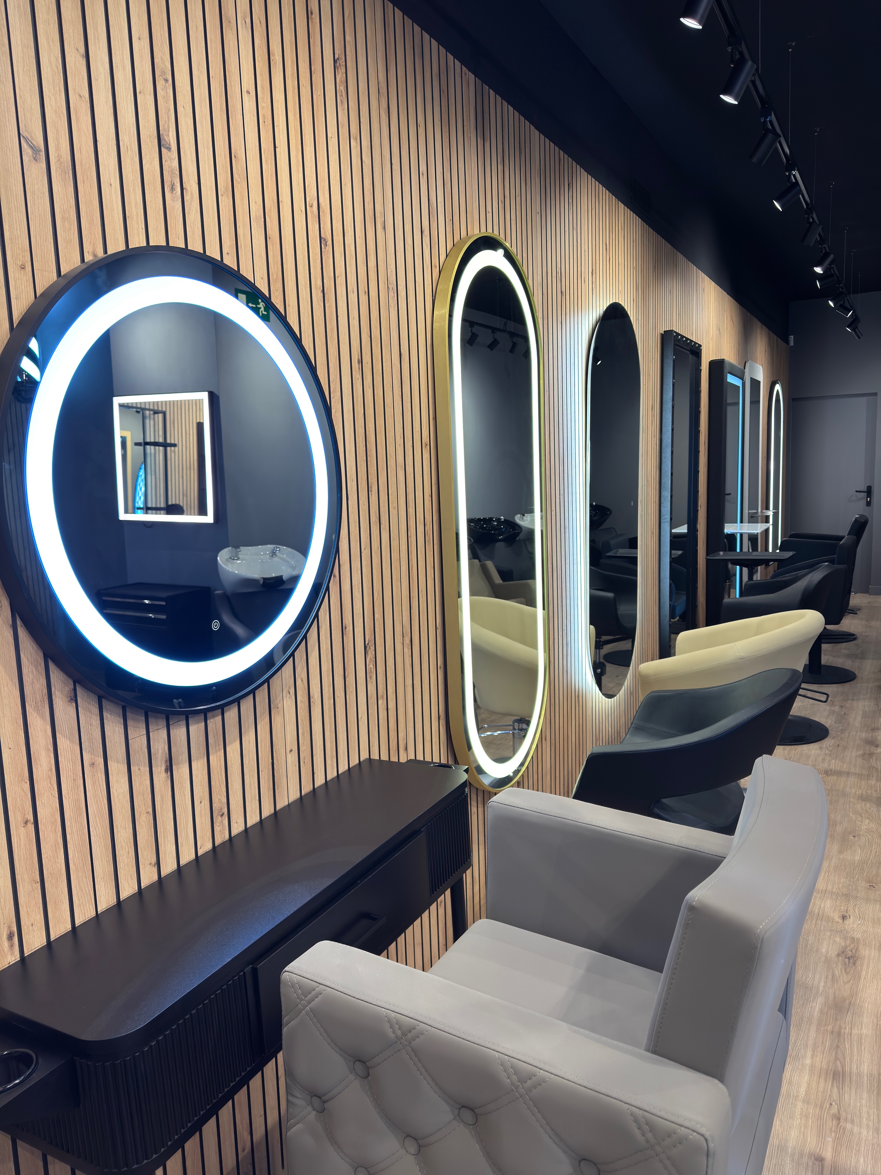 Zona de puestos en showroom