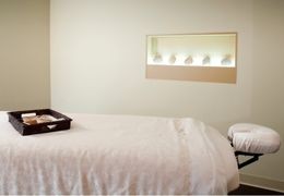 Eligiendo las mejores camillas para centros de estética: fija, plegable o eléctrica